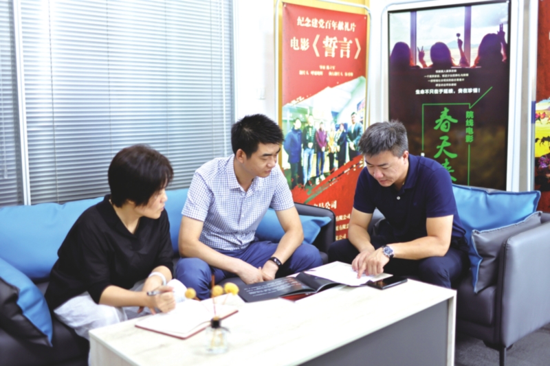 　　马国峰（右一）、鲁磊（右二）研究电影拍摄方案。　　记者倪黎祥摄
